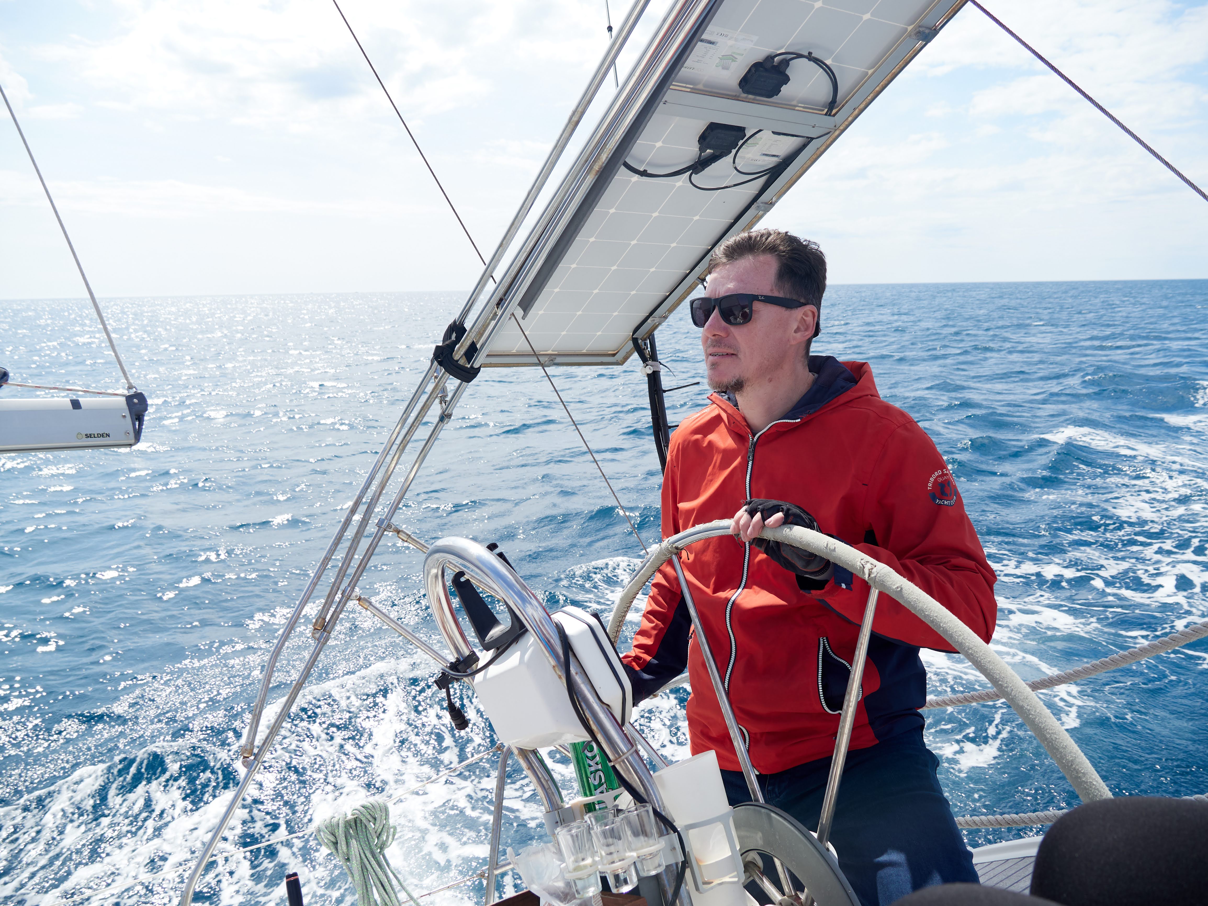 Robert Šarić, experienced skipper and instructor at Veruda Sailing School, at the helm of a sailboat.